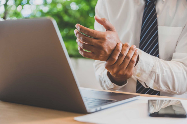 Schmerzende Handgelenke ber- und Fehlbelastungssyndrome der Sehne