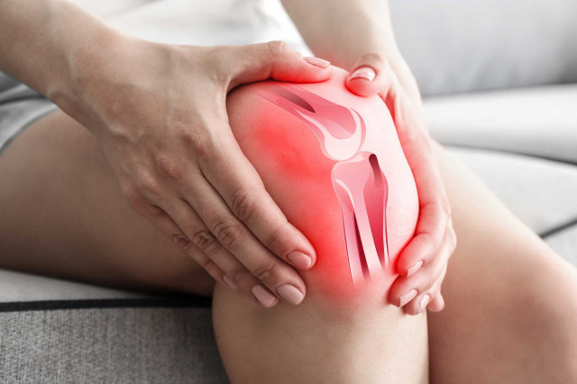 Entzündlich-rheumatische Erkrankungen - Mann hält mit beiden Händen schmerzendes Knie fest