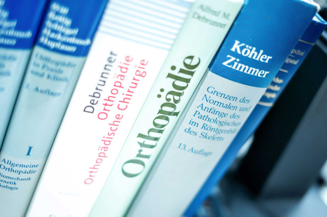 Orthopdie - Eine Reihe von Bchern auf einem Regal mit dem Titel Orthopdie.