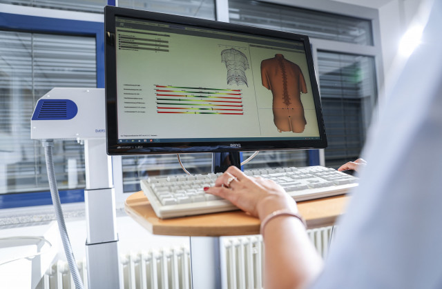 Unsere Diagnostikmethoden - Eine Person betrachtet ein medizinisches Bild auf einem Computerbildschirm.