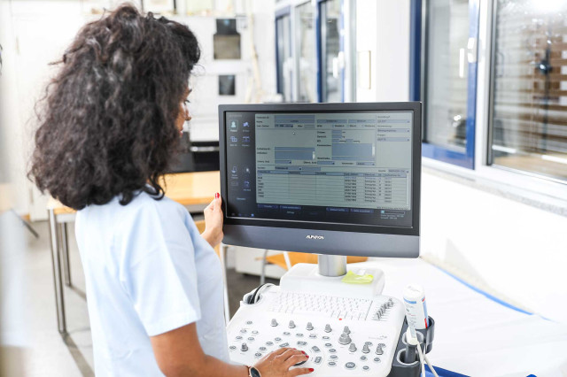 Weitere Praxisschwerpunkte - Eine Frau berprft am Computer die Ergebnisse.